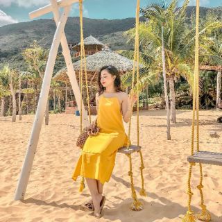 Váy maxi vàng hở lưng đi biển