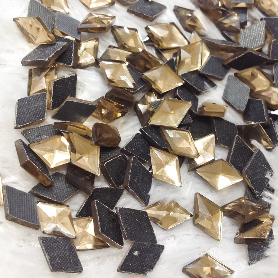 Hạt đá xoàn ủi áo hong kong hình thoi trang trí quần áo cá tính size 1.2cm