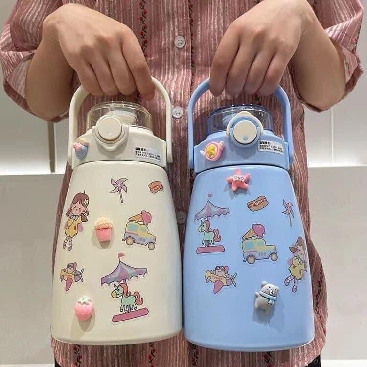 Bình Giữ Nhiệt 850ml, Bình Giữ Nhiệt Cute Có Ống Hút, Inox 304 Cao Cấp Không Gỉ Tặng Kèm Sticker