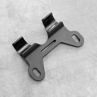 Pát gắn ống bơm vào sườn xe đạp (đường kính 2cm)