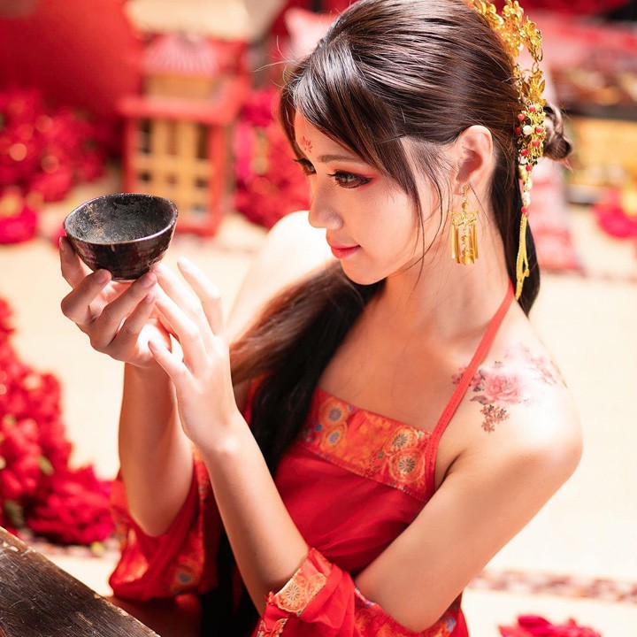 Cosplay sexy áo yếm tân nương vương phi cổ trang kèm áo choàng xuyên thấu quyến rũ | BigBuy360 - bigbuy360.vn