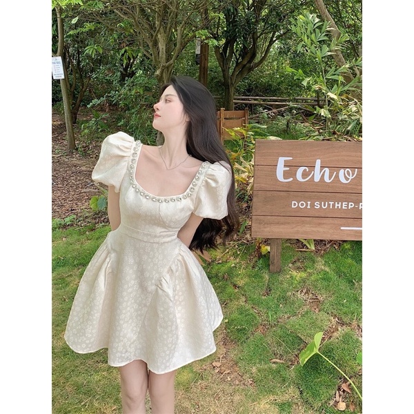 Đầm Váy Liền Ngắn Nữ Thiết Kế Dáng Xoè Công Chúa Đính Đá Ở Cổ Phong Cách Tiểu Thư Màu Trắng Hàng Quảng Châu Cao Cấp