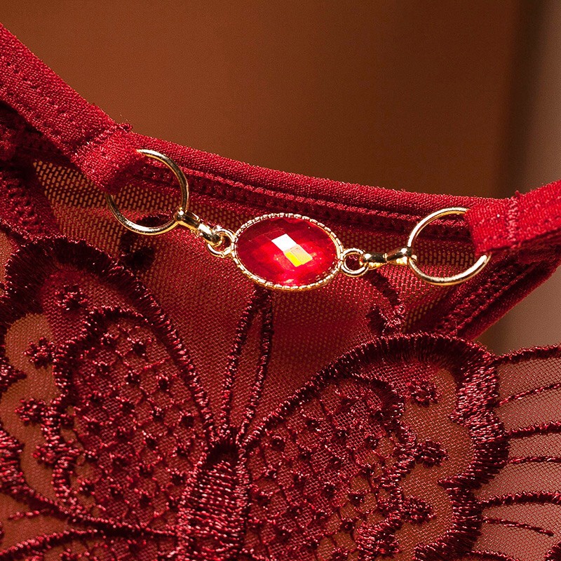 Quần lót lọt khe dây có đính ngọc  hình bướm sexy YiOn Underwear QK05