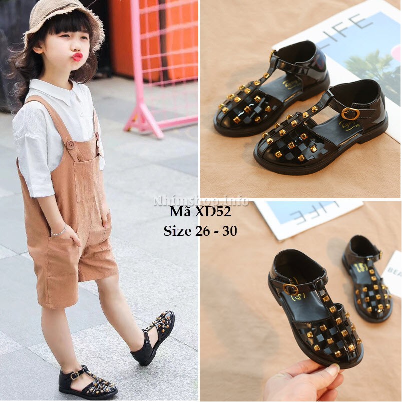 Giày sandal bé gái XD52 quai hậu bít mũi nạm đinh màu đen da bóng phong cách Hàn Quốc