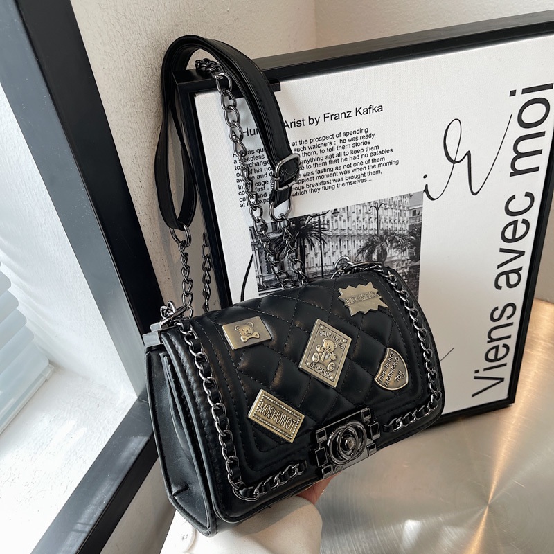 Túi xách IELGY vuông nhỏ dây xích đeo chéo hoạ tiết hình thoi đính huy hiệu retro