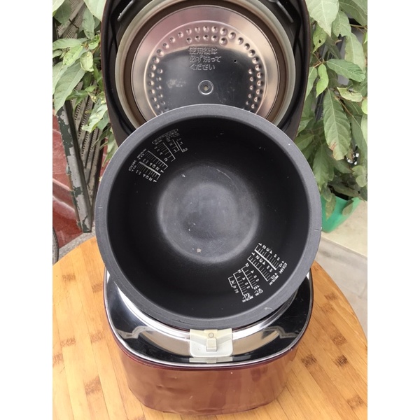 Nồi cơm điện cao tần hút chân không Toshiba RC-18VRE 1.8L  - THANH LÝ