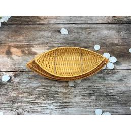 Khay nhựa giả mây hình thuyền đựng bánh, kẹo, hoa quả, có chân đế bằng thép