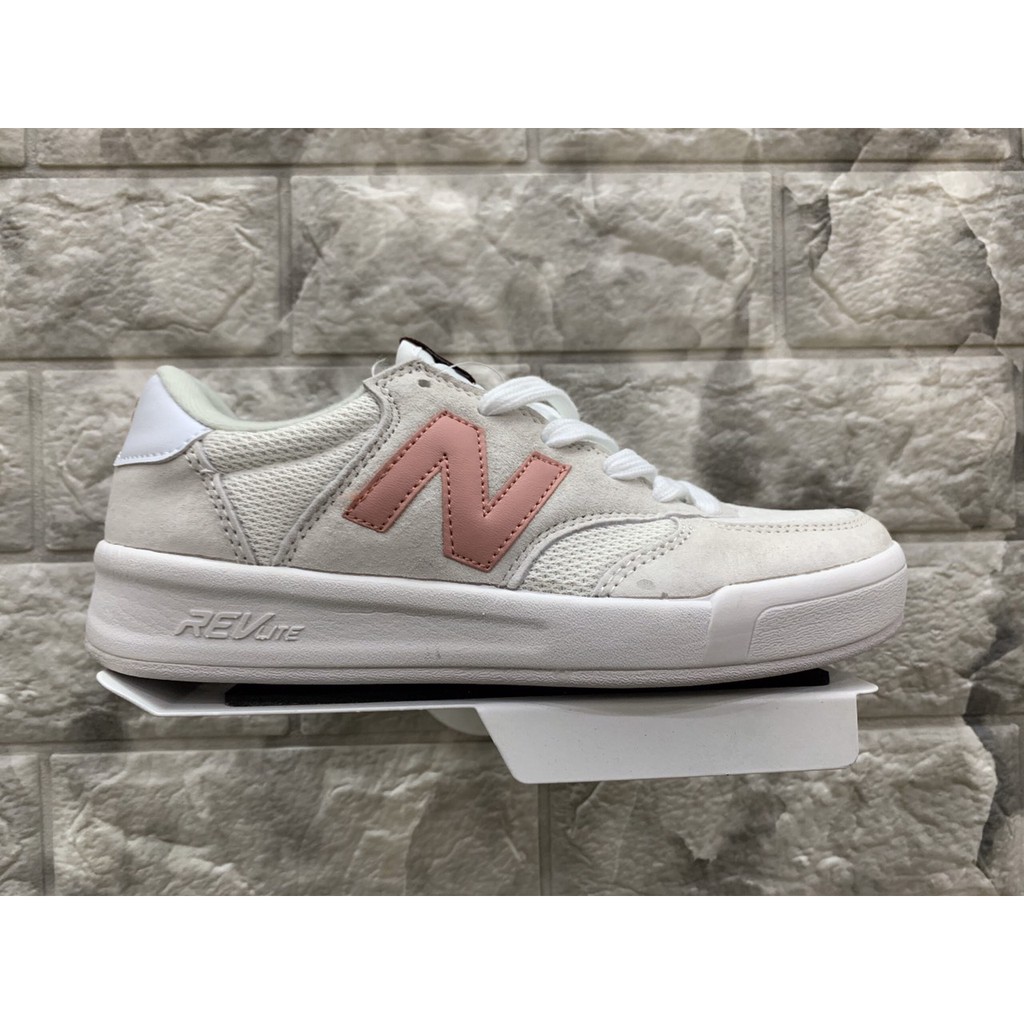 Giày thể thao chữ hồng