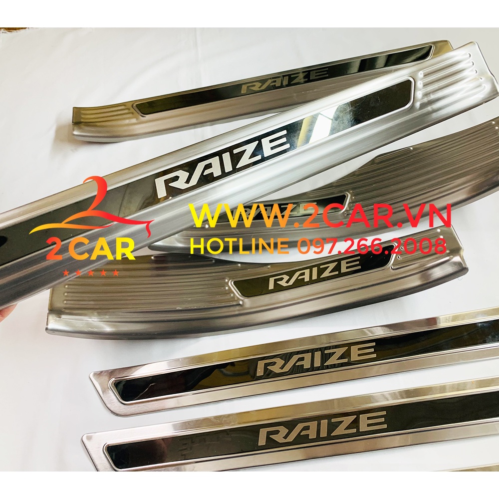 Ốp bậc cửa, nẹp bước chân xe Toyota Raize 2021-2022, Hàng Inox chữ tráng gương cao cấp