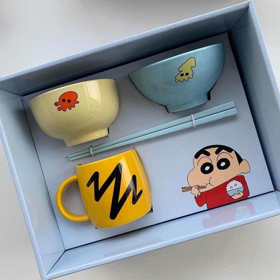 Bộ Bốn Món Bát Đĩa Cốc Hình Cậu Bé Bút Chì Shin-Chan Phiên Bản Giống Nhau