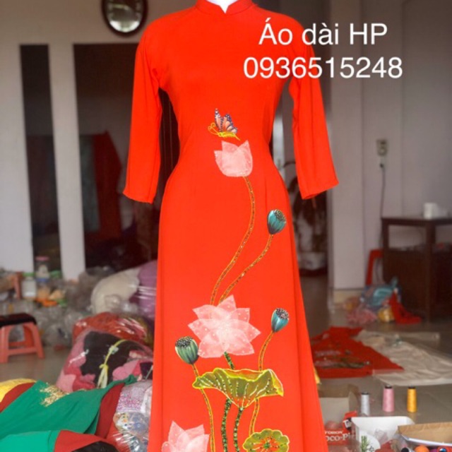 Áo dài đỏ vẽ hoa sen