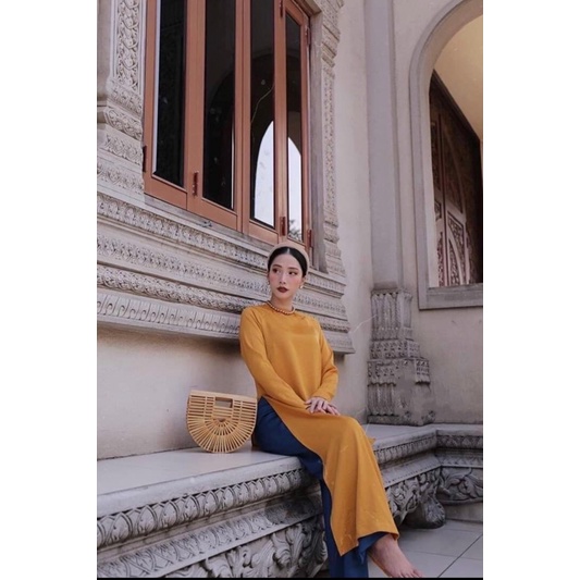 Áo dài Feather dáng suông xưa chất liệu Tây thi cổ tròn ,giá sét áo kèm quần . Mặc chụp ảnh ,đi chơi , đi chùa ,dạy học