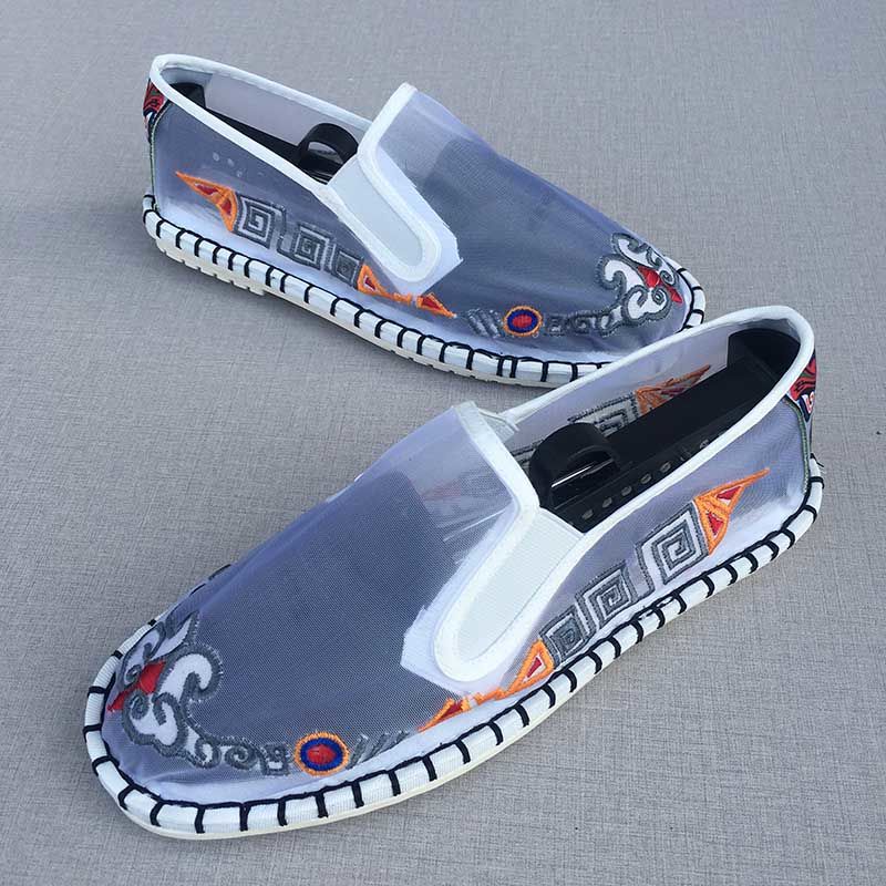 Giày Lười Vải Lưới Đục Lỗ Thoáng Khí Thêu Hình Ma Độc Đáo