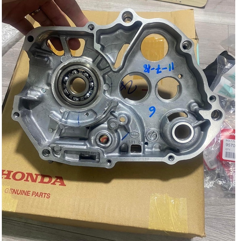 Vách máy bên phải , vách máy trái  Wave thái 110 HonDa Thailan