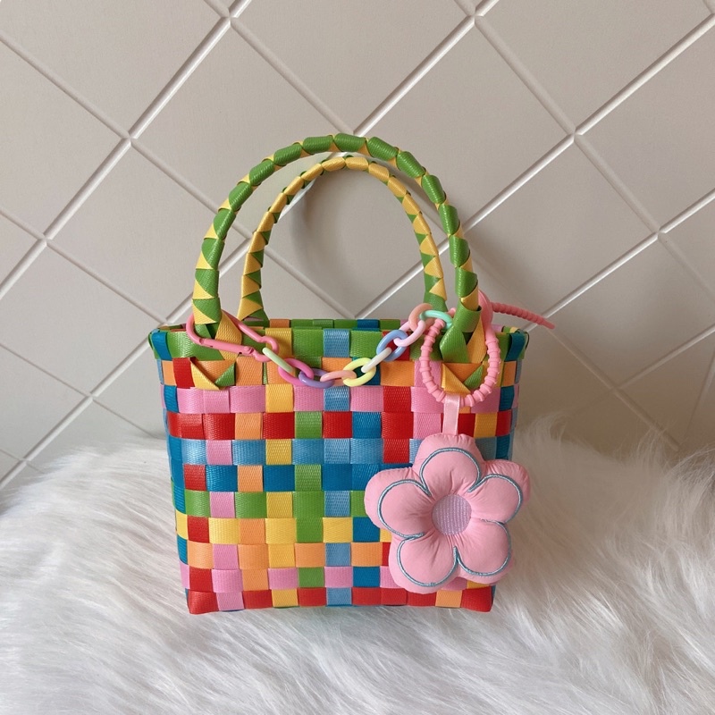 Có sẵn .Túi đan nhựa kèm móc khóa hoa size 16 Kimy store, có 6 màu.
