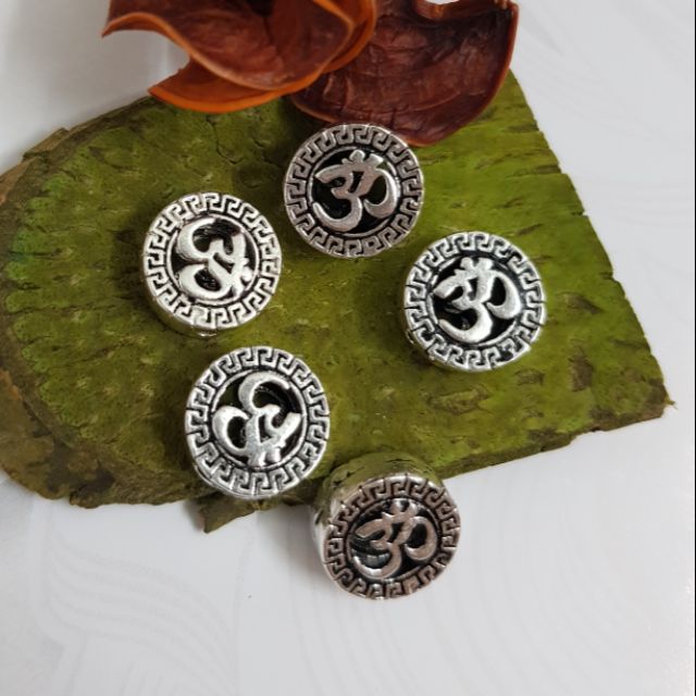 Charm bạc tròn dẹp 10 li biểu tượng chú Om