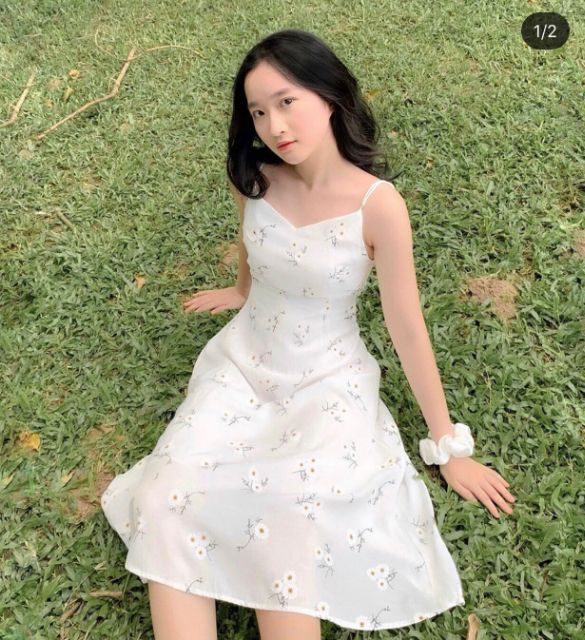 ĐẦM HAI DÂY DÁNG DÀI MAXXI TRẮNG KẾT HỢP HỌA TIẾT XINH XẮM