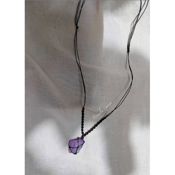 Vòng cổ fluorite tím đan macrame lưới mắt cáo