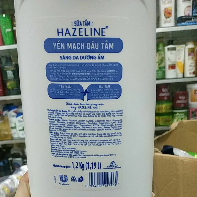 SỮA TẮM SÁNG MỊN DA HAZELINE YẾN MẠCH DÂU TẰM 1,2KG