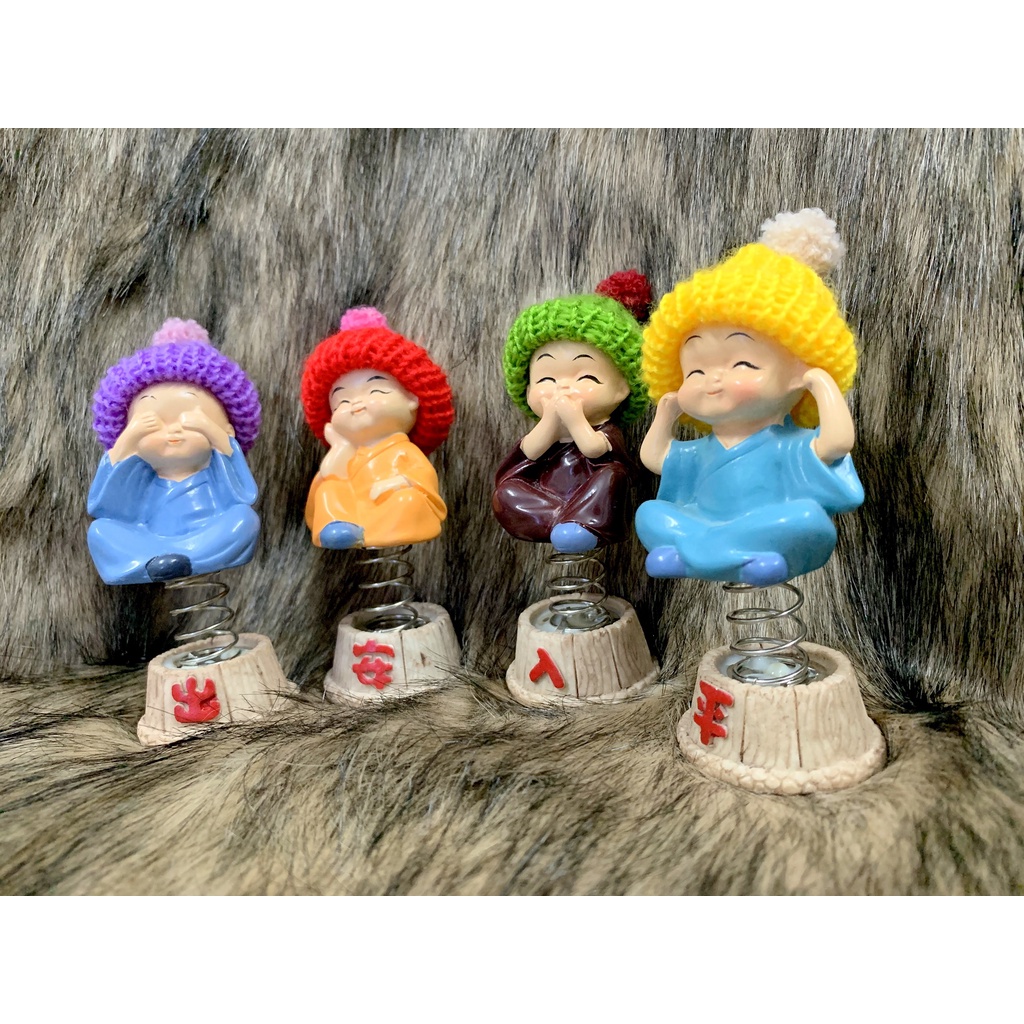 Bộ 4 tượng chú tiểu đội nón len tọa đế Tứ Không ( Hình Thật )
