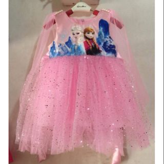 Váy elsa cho bé! Size từ 10kg đến 22kg. Có 2 màu. Thân váy đính kim sa lấp lánh. Trên vai may đắp zen tạo kiểu.