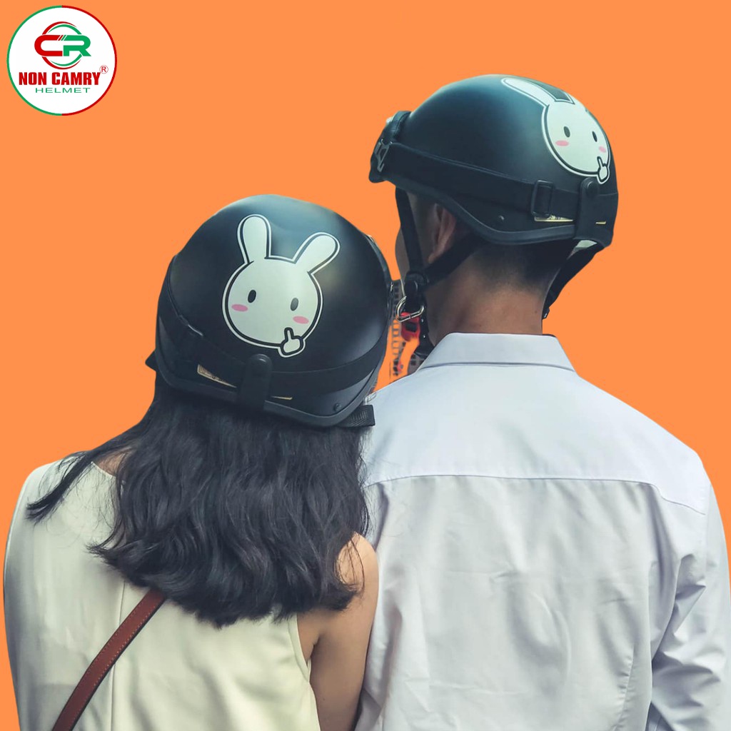 Mũ bảo hiểm phượt nửa đầu NON CAMRY thời trang, tem hình thỏ trắng đáng yêu, kèm kính UV, phi công