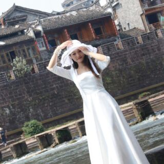 Đầm trắng tay dài cổ vuông