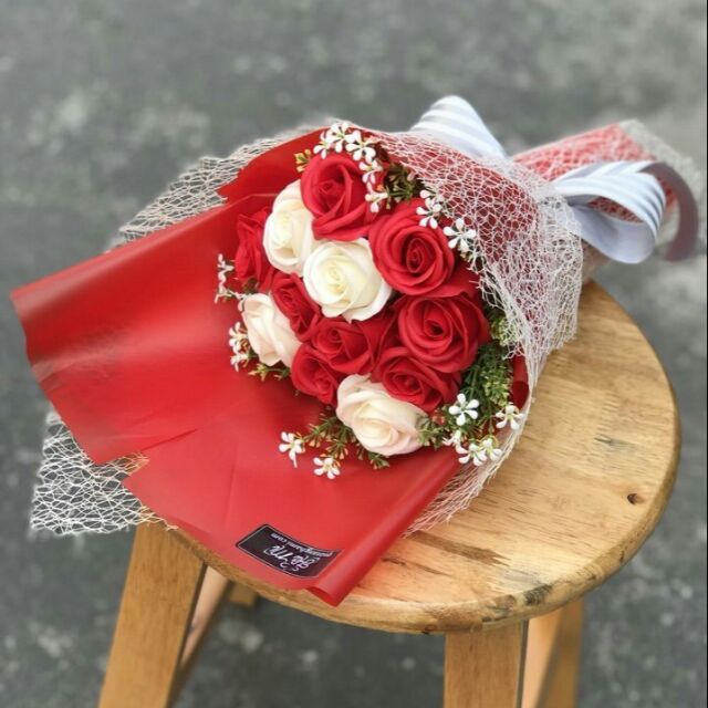 Bó  hoa hồng  sáp  thơm  phối  màu , tặng  kèm  túi sách sang trọng