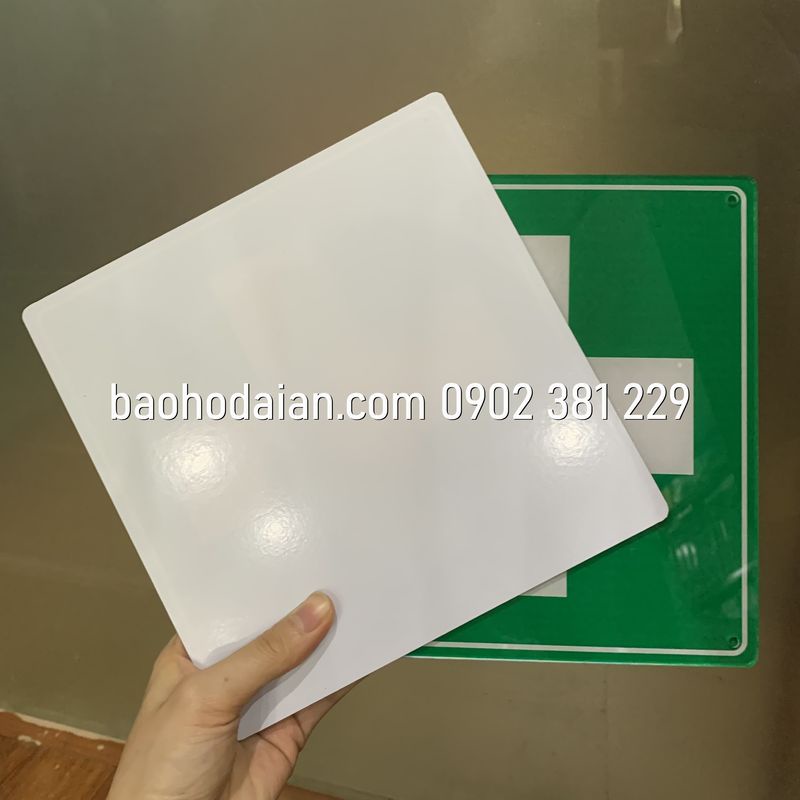 Bảng mica sơ cấp cứu chữ thập kích cỡ 20 x 20cm
