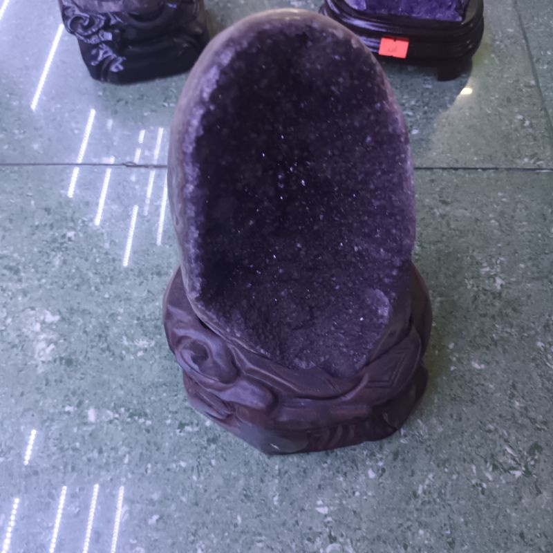 Hang đá, hốc đá màu tím chiêu may mắn tài lộc, định công danh trấn trạch giữ tài vận tốt