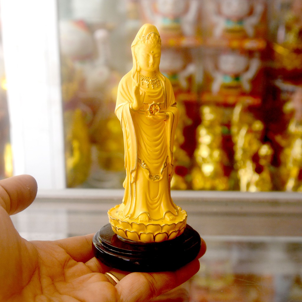 Tượng ngài Quan Thế Âm đứng vàng nhạt viền cao 13cm