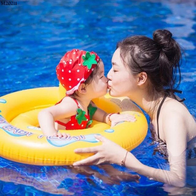 Bikini  đi biển quả dâu cực xinh cho bé