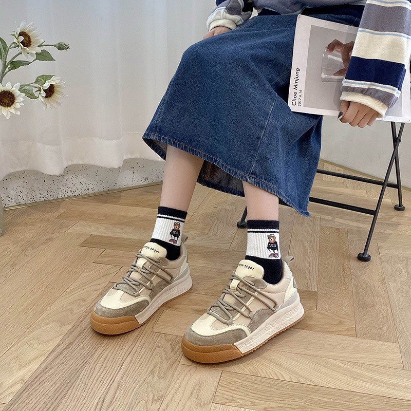 Giày thể thao nữ đế bằng phối da lộn, Giày sneaker nữ độn đế có viền phối màu phong cách trẻ trung năng động | BigBuy360 - bigbuy360.vn