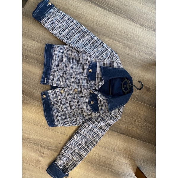 Áo khoác nỉ kết hợp jean