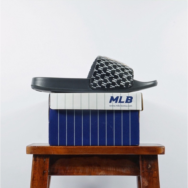 Dép MLB Quai Ngang Logo NY Thêu Đen