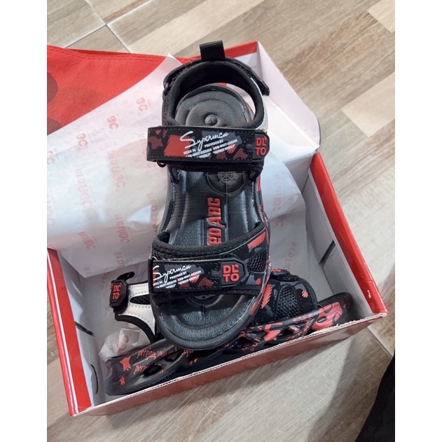 Sandal cho bé trai - dép quai hậu đi cho bé học TH siêu nhẹ tối giản QCCC fullbox đen đỏ thời trang 309 (sz32-sz37)