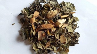 Lá tắm dao đỏ mẹ sau sinh