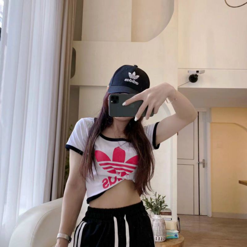Bộ thể thao Adidas.