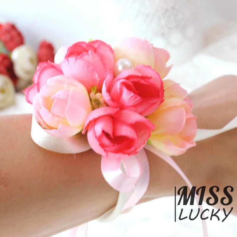 Vòng hoa đeo tay xinh xắn cho cô dâu