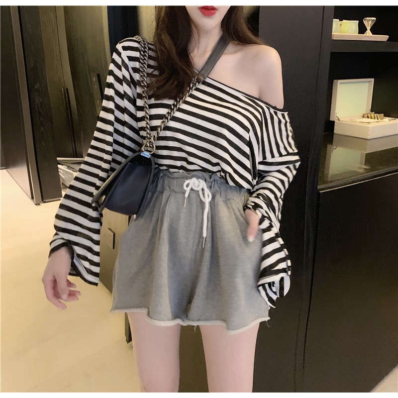 Set áo sọc đen trắng tay dài trễ hạ vai form rộng + quần short ngắn xám lưng thun ulzzang
