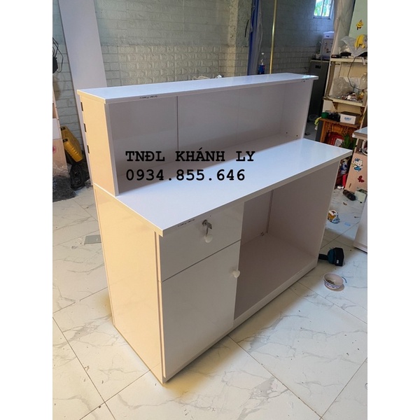 Quầy thu tiền nhựa có dán viền vàng,đen theo yêu cầu 120x110