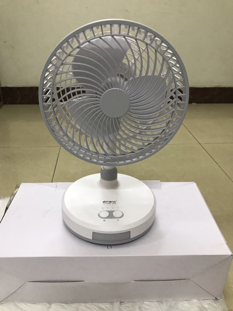 Quạt tích điện hãng km có đèn led đường kính 20cm cánh quạt 15cm hãng km
