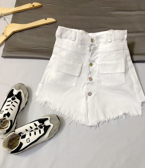 Chân váy có quần lưng cao phối nút | BigBuy360 - bigbuy360.vn