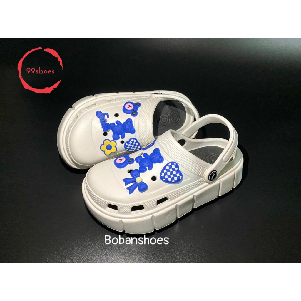Dép crocs trắng có gắn sticker