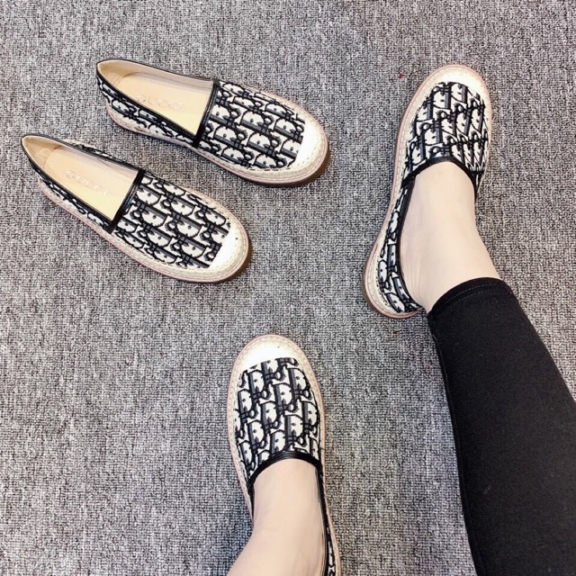 Giày hoạ tiết dành cho nữ