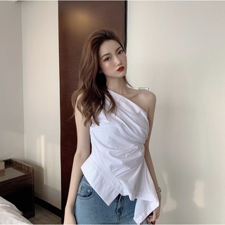 Áo sơ mi trắng kiểu không đều, chéo vai
