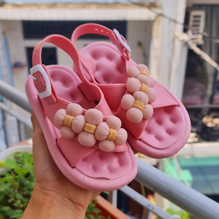 Giày nút cài cho bé gái quai chéo hoa cúc nút cài siêu xinh