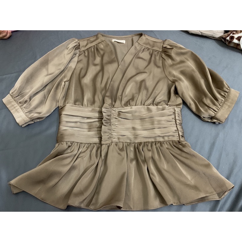 Thanh lý áo lụa hiệu Bershka size s cho bạn dưới 50kg