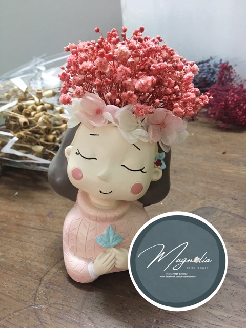 Lọ hoa baby tươi ướp vĩnh không tàn cửu phối cẩm tú cầu hình cô gái