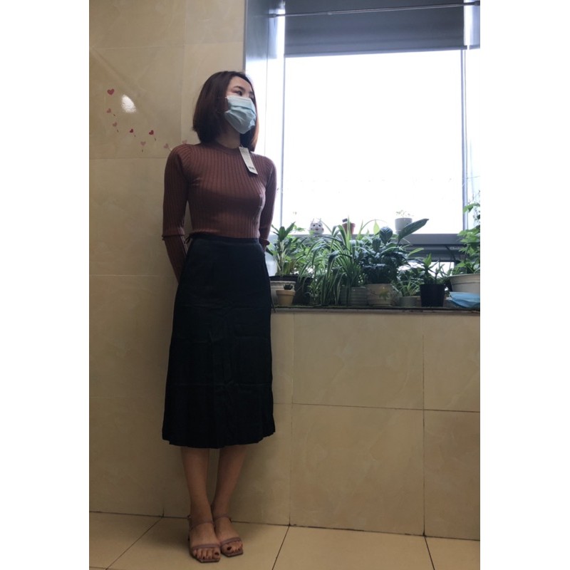 chân váy Uniqlo U vải satin midi